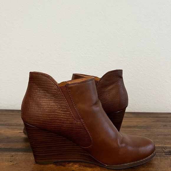 New Directions Brown Sarita Zip-Up Wedge Ankle Boots. Size 7. - Picture 6 of 10